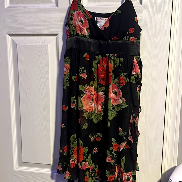 style #inw5154422 .size five.satin waistband. frilly dress. in amazing condition - Picture 2 of 2